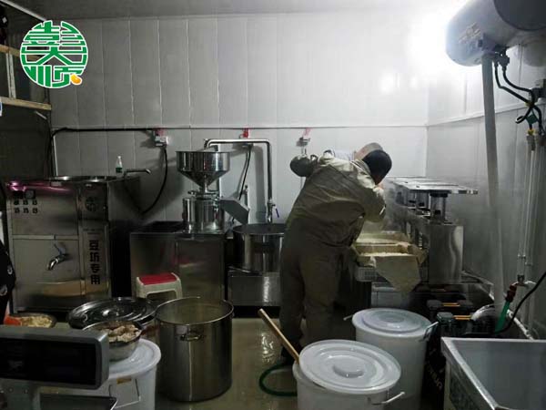 彭大顺技术人员手把手教客户做豆制品