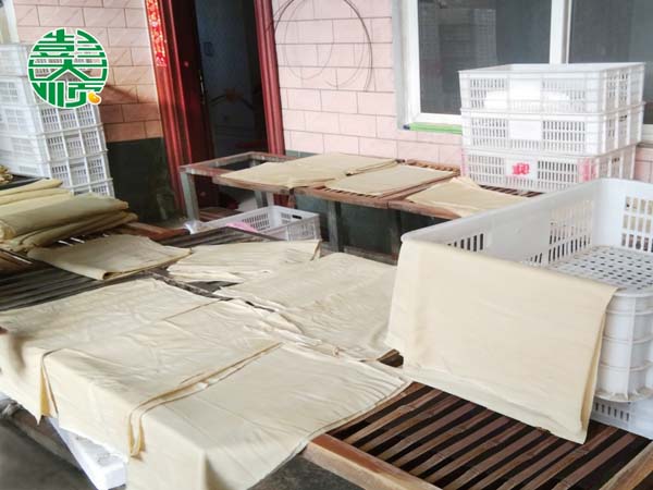 刘老板在彭大顺专业技术人员指导下做出的豆腐皮